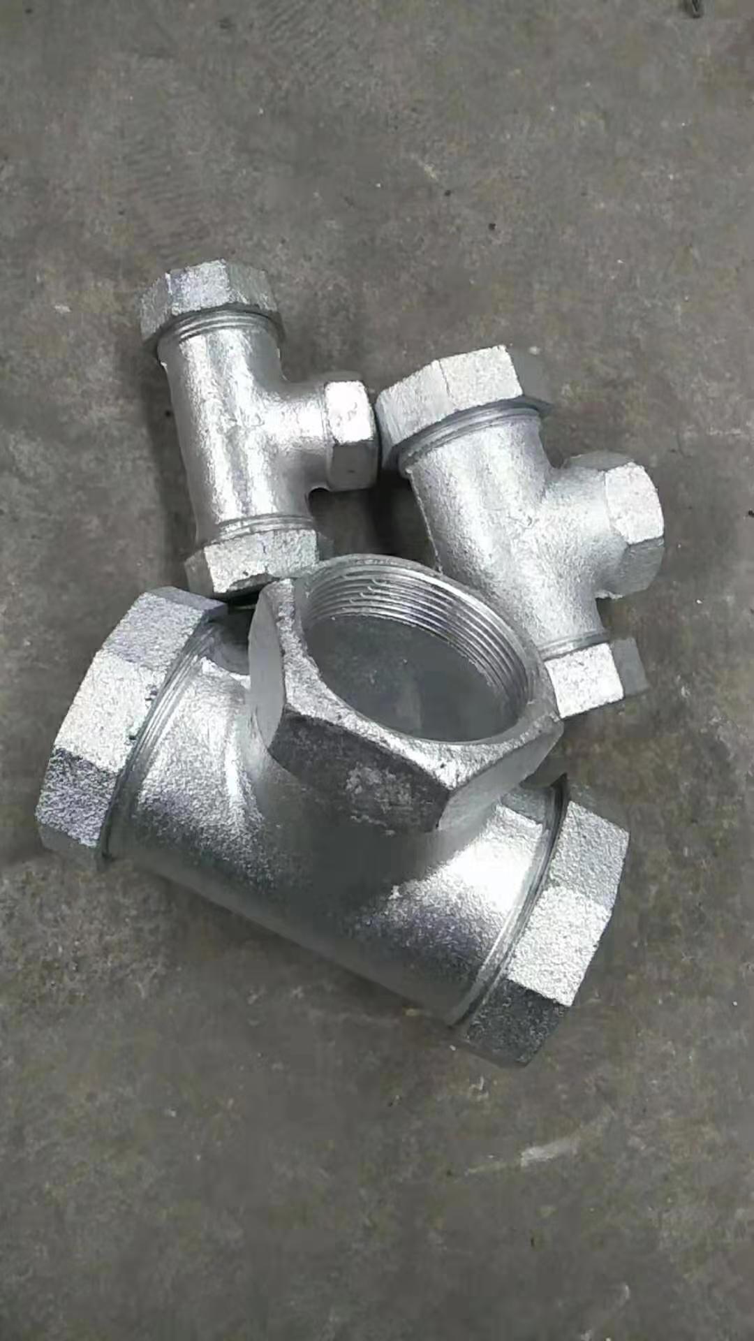 Malleable steel pipe fittings made in China Floor Flange 4 holes,  Galv.